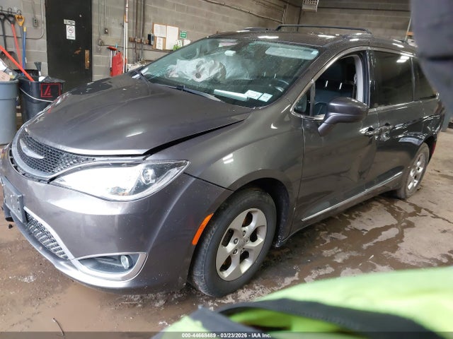 2017 Chrysler Pacifica Touring-l Plus მანქანა იყიდება აუქციონზე, vin: 2C4RC1EG2HR585174, აუქციონის ნომერი: 44668489