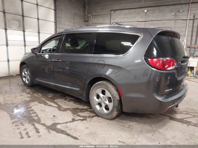 2017 Chrysler Pacifica Touring-l Plus მანქანა იყიდება აუქციონზე, vin: 2C4RC1EG2HR585174, აუქციონის ნომერი: 44668489