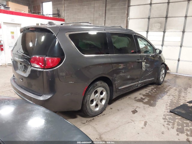 2017 Chrysler Pacifica Touring-l Plus მანქანა იყიდება აუქციონზე, vin: 2C4RC1EG2HR585174, აუქციონის ნომერი: 44668489