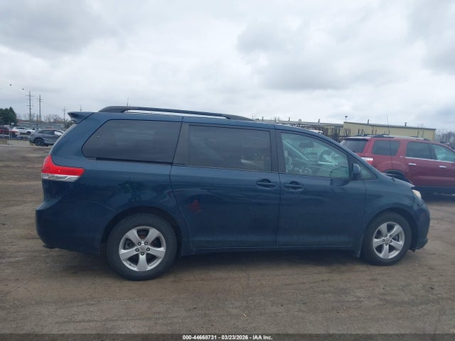 44668731 :رقم المزاد ، 5TDKK3DCXCS242014 vin ، 2012 Toyota Sienna Le V6 8 Passenger مزاد بيع
