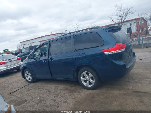 44668731 :رقم المزاد ، 5TDKK3DCXCS242014 vin ، 2012 Toyota Sienna Le V6 8 Passenger مزاد بيع