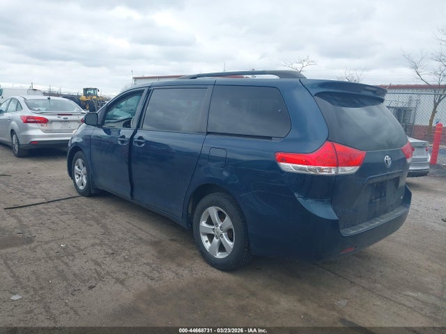 44668731 :رقم المزاد ، 5TDKK3DCXCS242014 vin ، 2012 Toyota Sienna Le V6 8 Passenger مزاد بيع