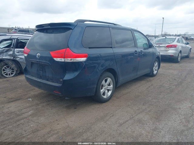 44668731 :رقم المزاد ، 5TDKK3DCXCS242014 vin ، 2012 Toyota Sienna Le V6 8 Passenger مزاد بيع