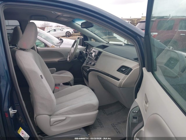 44668731 :رقم المزاد ، 5TDKK3DCXCS242014 vin ، 2012 Toyota Sienna Le V6 8 Passenger مزاد بيع