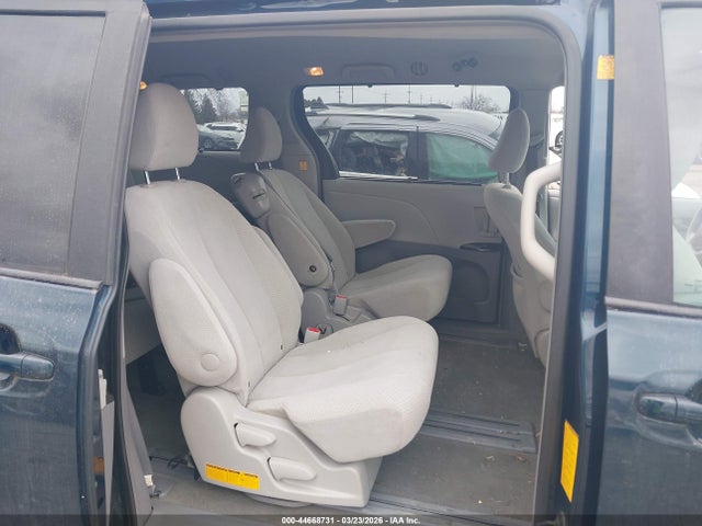44668731 :رقم المزاد ، 5TDKK3DCXCS242014 vin ، 2012 Toyota Sienna Le V6 8 Passenger مزاد بيع