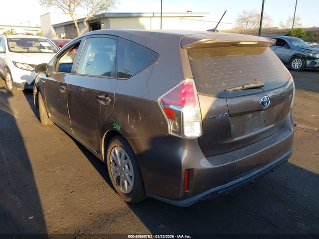 2015 TOYOTA PRIUS V JTDZN3EUXFJ028185 Photo 2