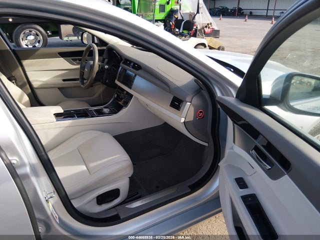2016 JAGUAR XF SAJBD4BV8GCY11133 Photo 4