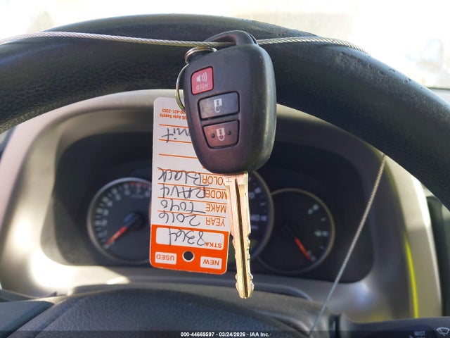 2T3ZFREV0GW268308 Toyota RAV4 LE