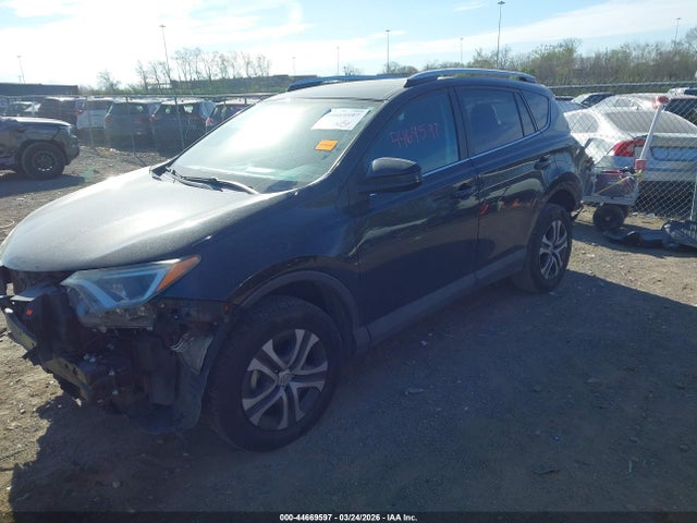 2T3ZFREV0GW268308 Toyota RAV4 LE