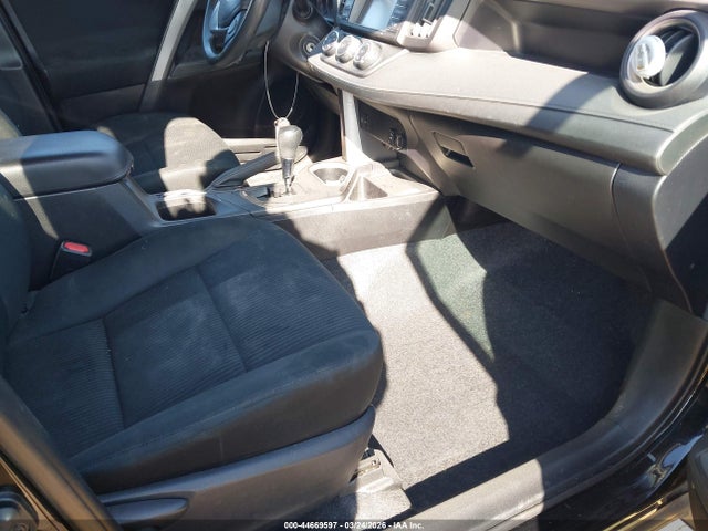 2T3ZFREV0GW268308 Toyota RAV4 LE