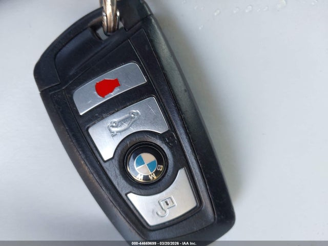 2016 Bmw 320i მანქანა იყიდება აუქციონზე, vin: WBA8A9C57GK617502, აუქციონის ნომერი: 44669699