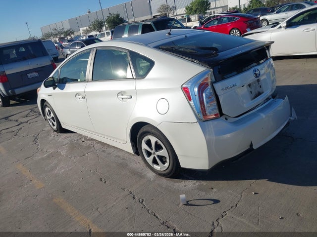 2015 TOYOTA PRIUS JTDKN3DU9F2002349 Photo 2