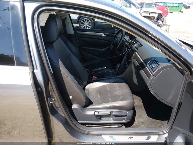 44669908 :رقم المزاد ، 1VWDT7A34HC076113 vin ، 2017 Volkswagen Passat 1.8t R-line مزاد بيع