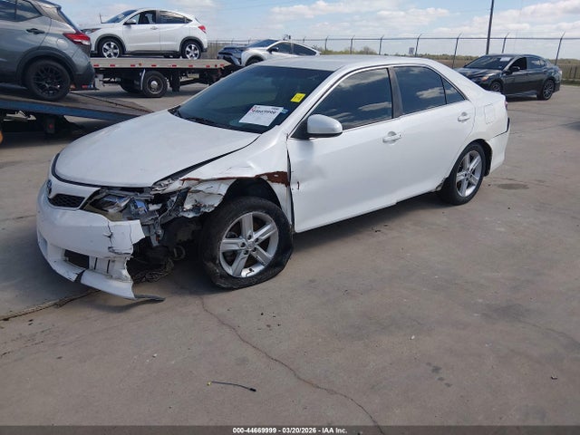 4T1BF1FK1EU422232 Toyota CAMRY SE