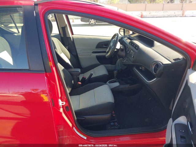 JTDKDTB37E1071008 Toyota Prius C Three