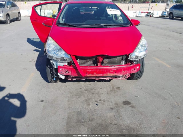 JTDKDTB37E1071008 Toyota Prius C Three