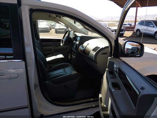 2010 CHRYSLER TOWN & COUNTRY 2A4RR5DX1AR126130 Photo 4