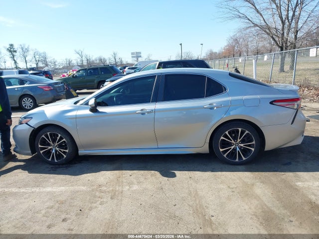 2018 Toyota Camry Se მანქანა იყიდება აუქციონზე, vin: 4T1B11HK7JU074040, აუქციონის ნომერი: 44670424