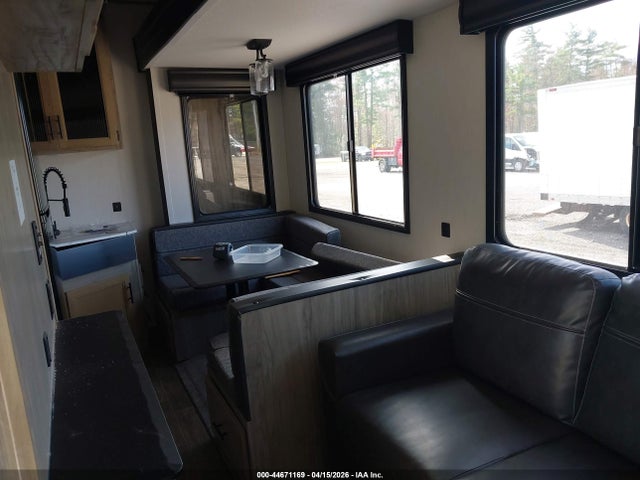 44671169 :رقم المزاد ، 5ZT3CKUBXN0713196 vin ، 2022 Forest River Cherokee Artic Pack مزاد بيع