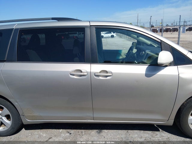 5TDKK3DC6GS701979 Toyota Sienna Le 8 Passenger