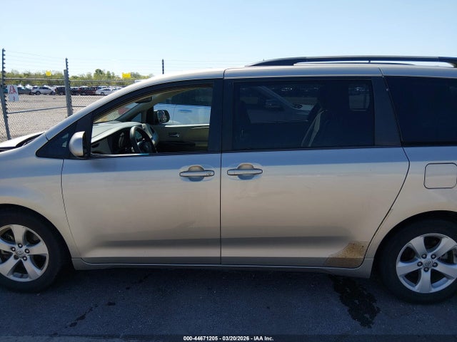 5TDKK3DC6GS701979 Toyota Sienna Le 8 Passenger