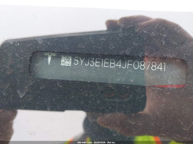 44671354 :رقم المزاد ، 5YJ3E1EB4JF087841 vin ، 2018 Tesla Model 3 Long Range/performance مزاد بيع