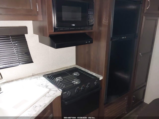44671544 :رقم المزاد ، 1UJBJ0BPXJ17W0822 vin ، 2018 Jayco Jay Flight مزاد بيع