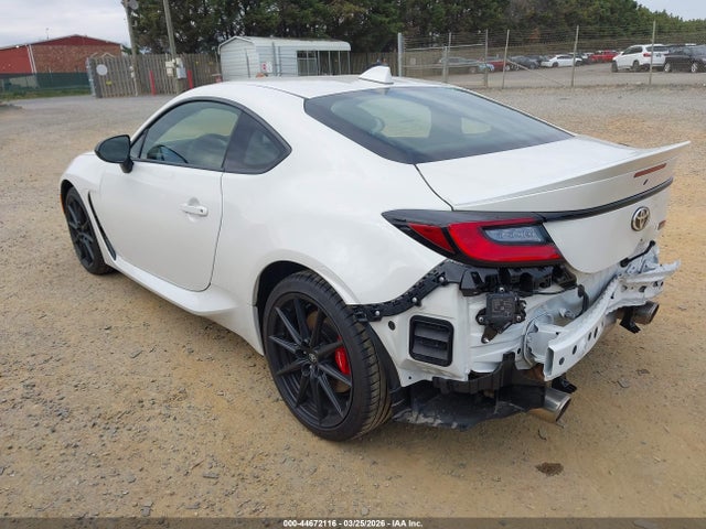 2025 TOYOTA GR86 JF1ZNBE17S9757472 Photo 2