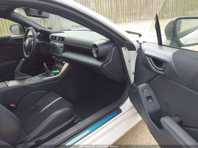 2025 TOYOTA GR86 JF1ZNBE17S9757472 Photo 4