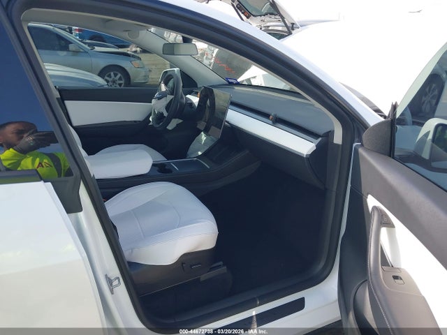 2022 Tesla Model Y Performance Dual Motor All-wheel Drive მანქანა იყიდება აუქციონზე, vin: 7SAYGDEF7NF399245, აუქციონის ნომერი: 44672738