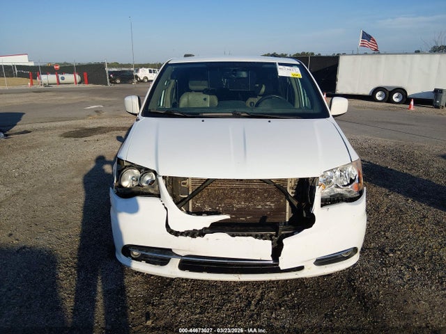 2015 Chrysler Town & Country Touring მანქანა იყიდება აუქციონზე, vin: 2C4RC1BG8FR638994, აუქციონის ნომერი: 44673027