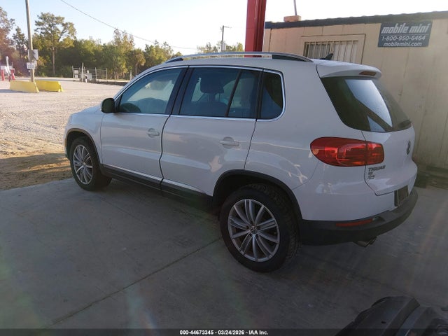 2016 VOLKSWAGEN TIGUAN WVGAV7AX2GW564861 Photo 2