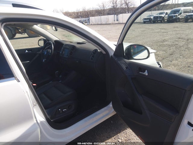 2017 VOLKSWAGEN TIGUAN WVGUV7AX2HK028417 Photo 4