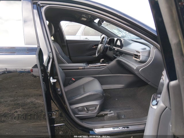 JTDACAAJ8S3001357 Toyota Crown Signia Xle