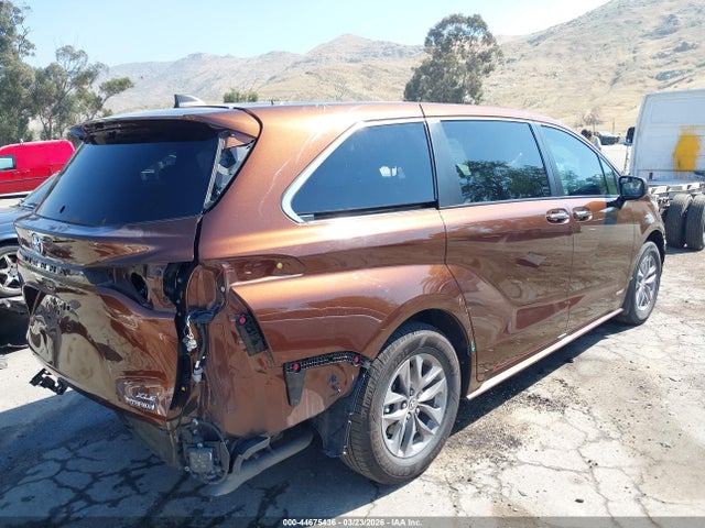 Toyota SIENNA XLE 2021 5TDYRKEC5MS043128 Image 4