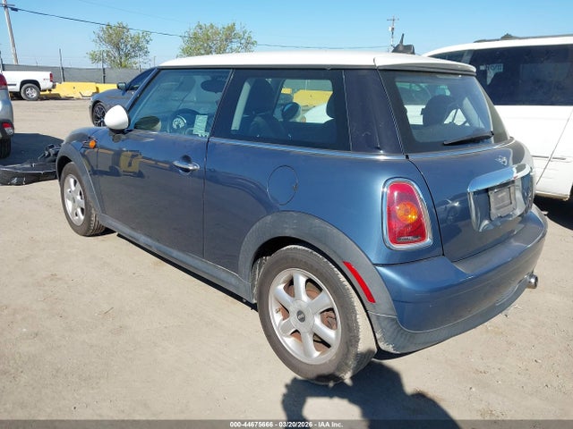 2010 MINI COOPER WMWMF3C53ATZ65473 Photo 2