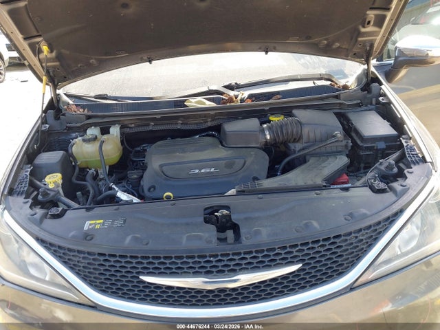 2017 Chrysler Pacifica Limited მანქანა იყიდება აუქციონზე, vin: 2C4RC1GG9HR734953, აუქციონის ნომერი: 44676244