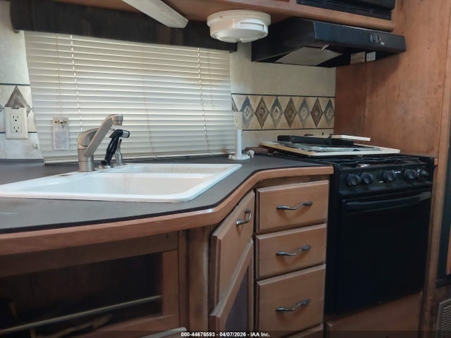 44676593 :رقم المزاد ، 1EA1B302842808790 vin ، 2004 Fleetwood Travel Trlr مزاد بيع