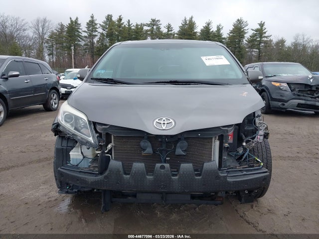5TDDZ3DC0HS155377 Toyota Sienna Limited 7 Passenger