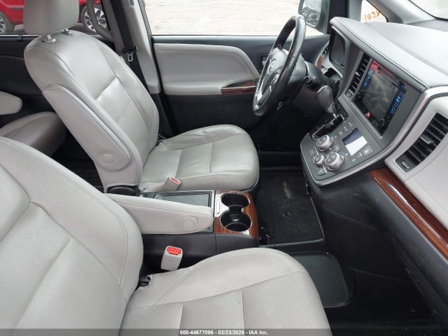 5TDDZ3DC0HS155377 Toyota Sienna Limited 7 Passenger