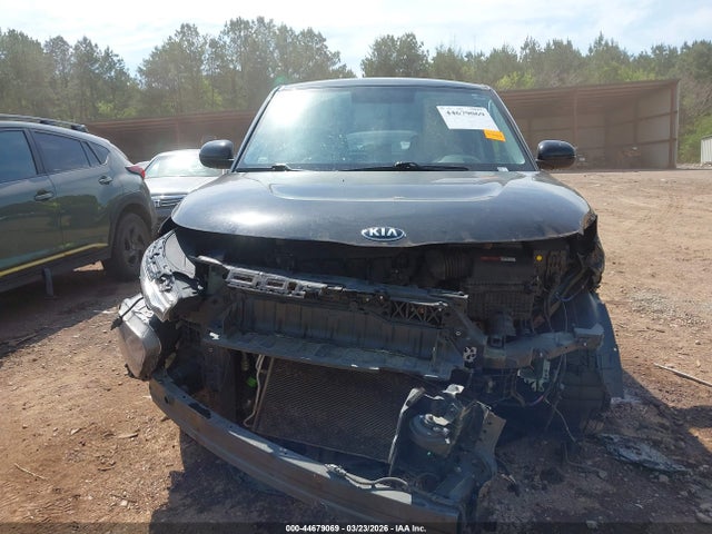 2020 Kia Soul Lx მანქანა იყიდება აუქციონზე, vin: KNDJ23AU6L7703986, აუქციონის ნომერი: 44679069