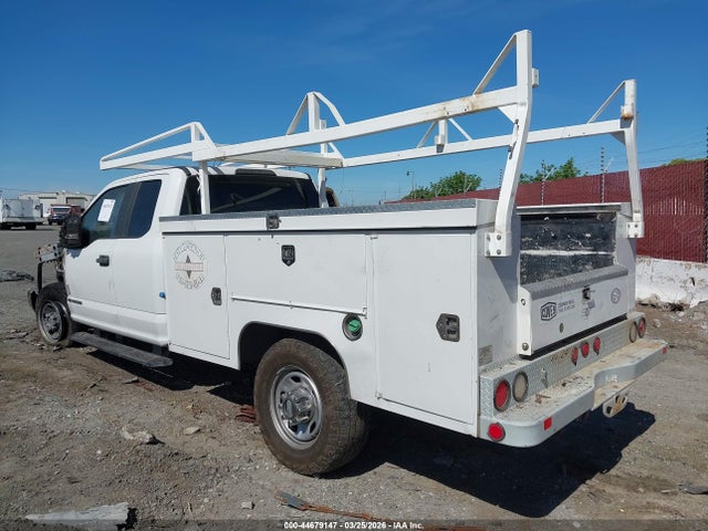 Ford F-350 Chassis Xl 2018 1FD8X3FT2JEB43808 Image 4