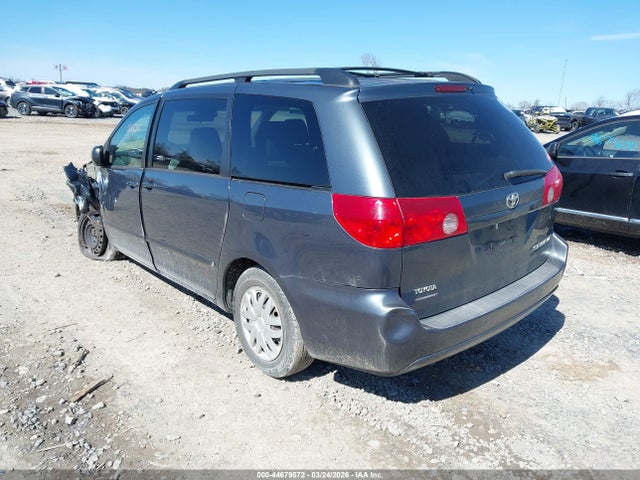 2010 TOYOTA SIENNA 5TDKK4CC2AS320502 Photo 2