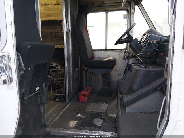 2004 Freightliner Chassis M Line Walk-in Van მანქანა იყიდება აუქციონზე, vin: 4UZAANBW54CN46941, აუქციონის ნომერი: 44680084
