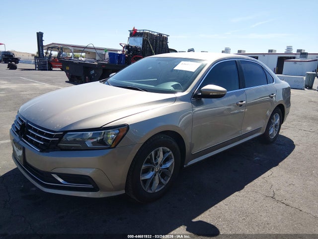 2016 Volkswagen Passat 1.8t S მანქანა იყიდება აუქციონზე, vin: 1VWAT7A31GC051185, აუქციონის ნომერი: 44681932
