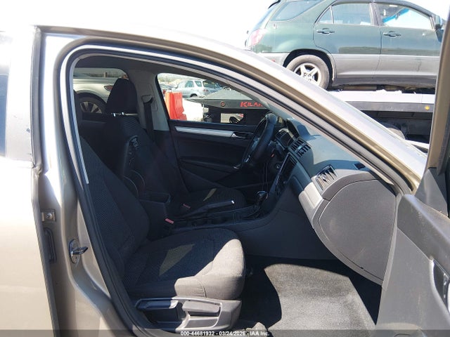 2016 Volkswagen Passat 1.8t S მანქანა იყიდება აუქციონზე, vin: 1VWAT7A31GC051185, აუქციონის ნომერი: 44681932