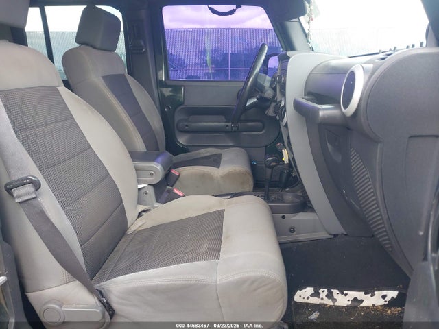 44683467 :رقم المزاد ، 1J4BA5H11AL126586 vin ، 2010 Jeep Wrangler Unlimited Sahara مزاد بيع