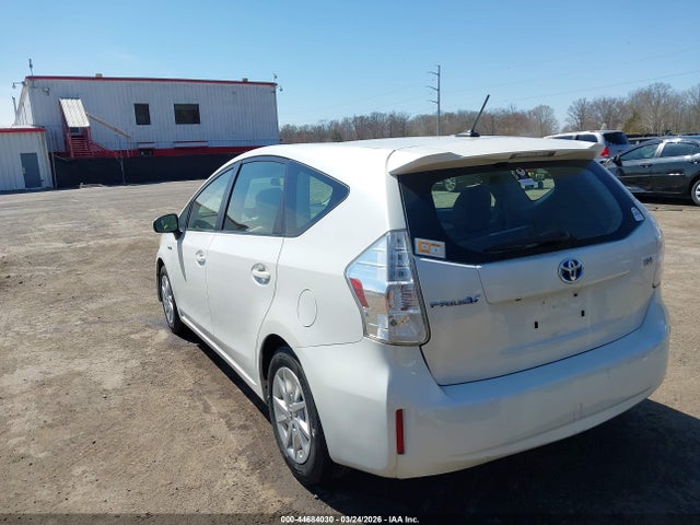 2014 TOYOTA PRIUS V JTDZN3EU4EJ012482 Photo 2