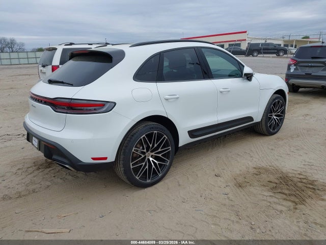 2026 PORSCHE MACAN WP1AA2A52TLB03929 Photo 3