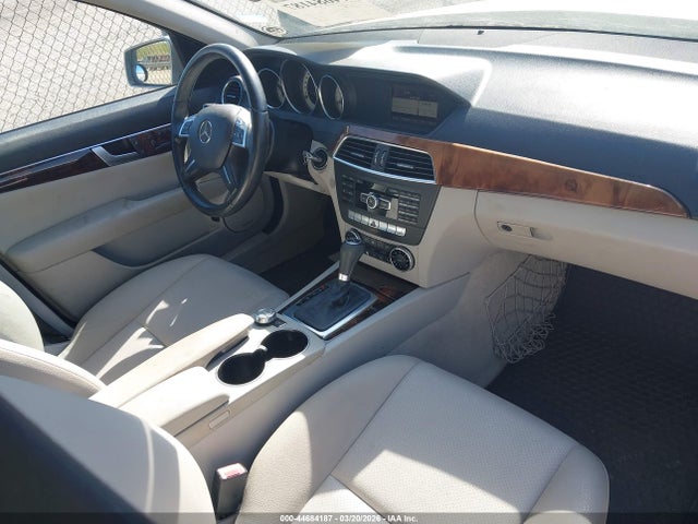2013 Mercedes-benz C 250 Luxury მანქანა იყიდება აუქციონზე, vin: WDDGF4HB8DR268036, აუქციონის ნომერი: 44684187